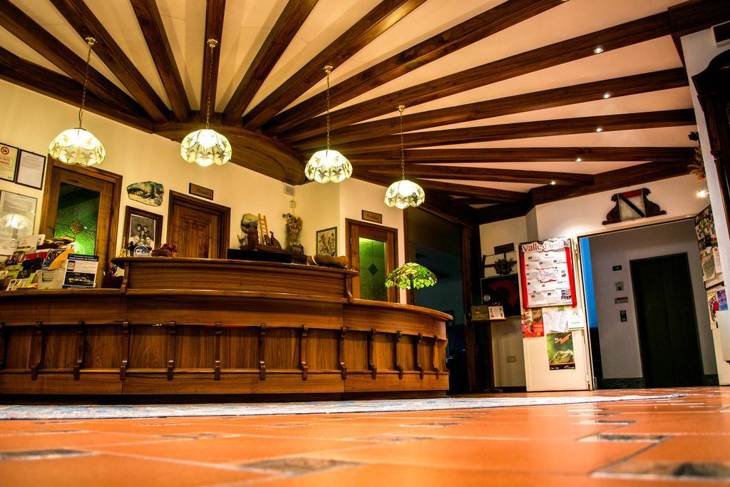 Hotel Comtes De Challant Albergo Etico Valle D'Aosta Фенис Экстерьер фото