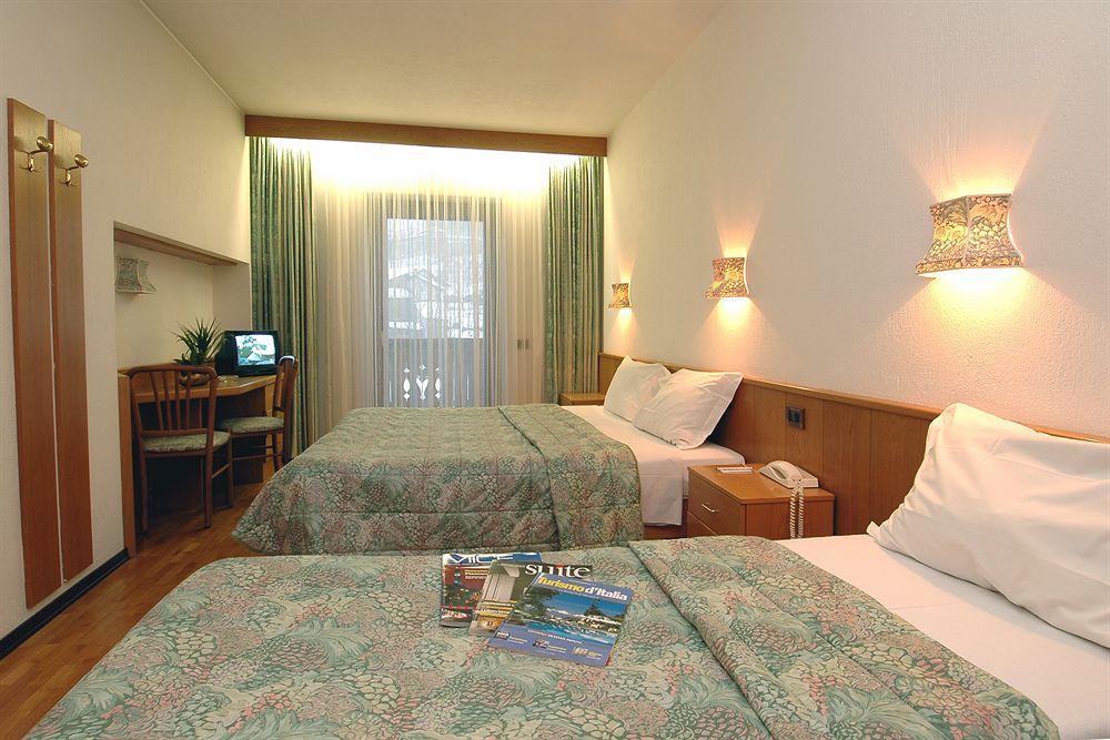 Hotel Comtes De Challant Albergo Etico Valle D'Aosta Фенис Экстерьер фото