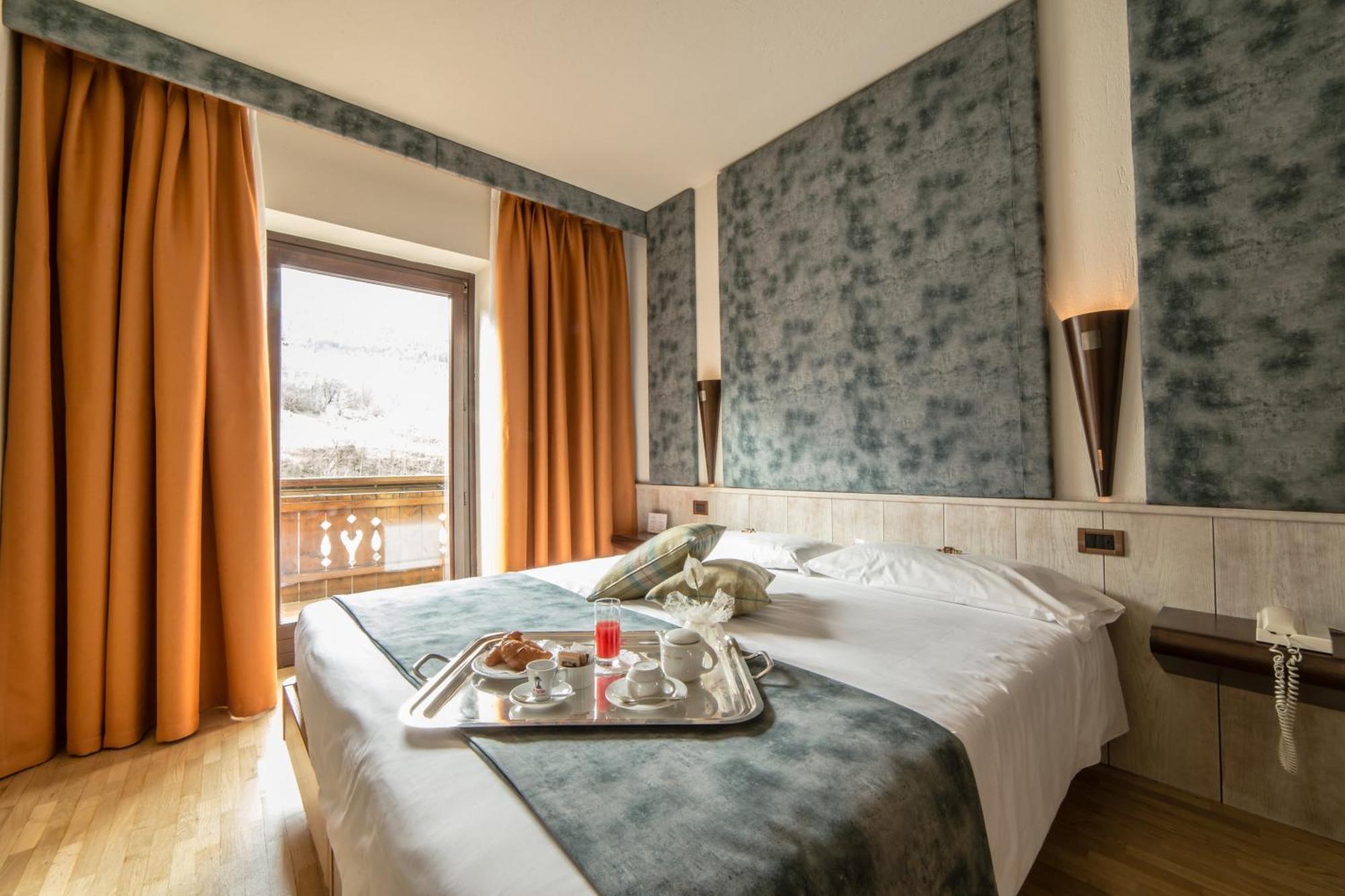 Hotel Comtes De Challant Albergo Etico Valle D'Aosta Фенис Экстерьер фото