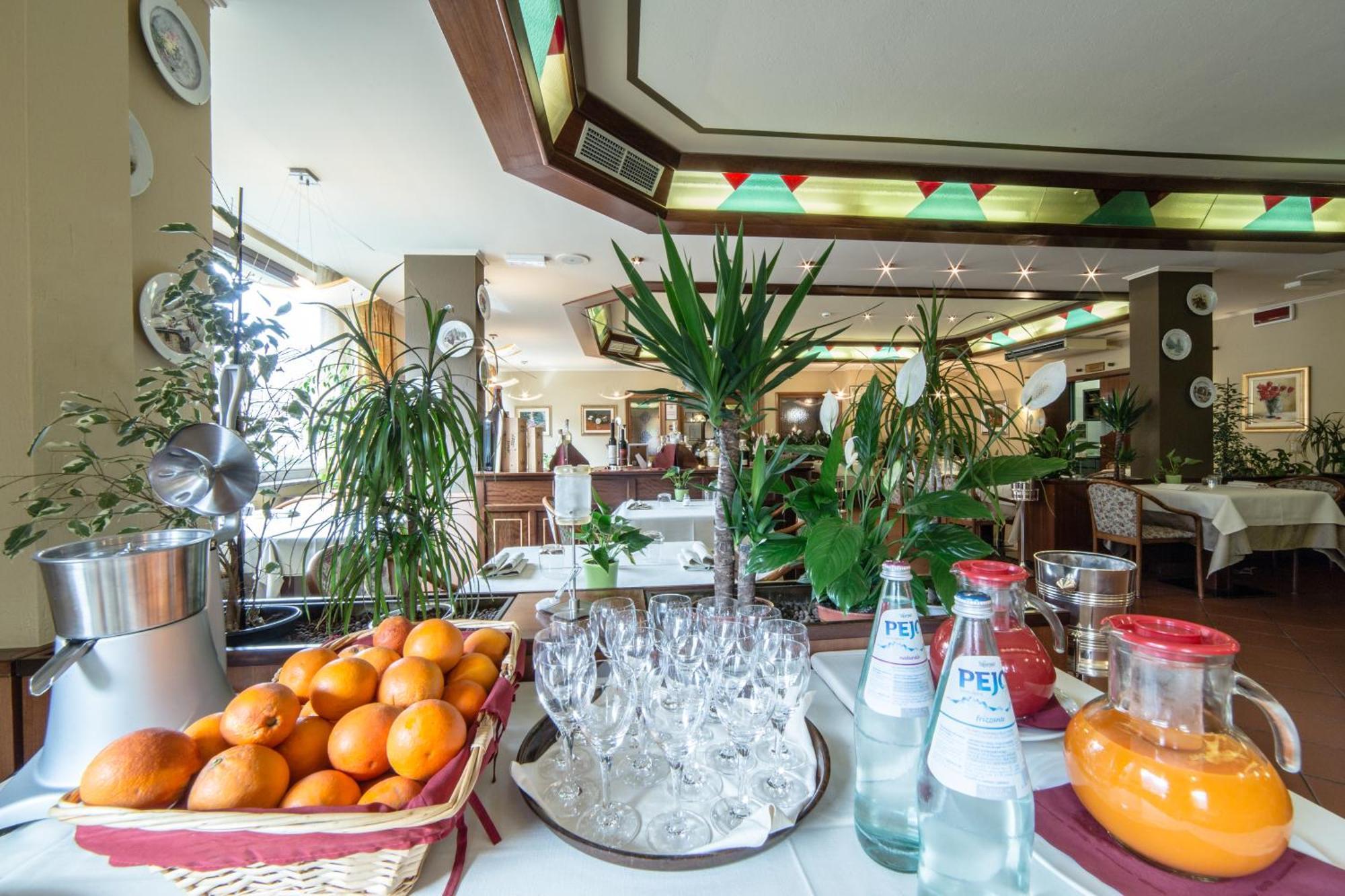 Hotel Comtes De Challant Albergo Etico Valle D'Aosta Фенис Экстерьер фото