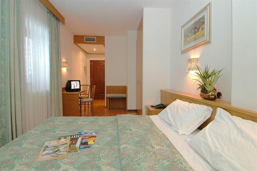 Hotel Comtes De Challant Albergo Etico Valle D'Aosta Фенис Экстерьер фото