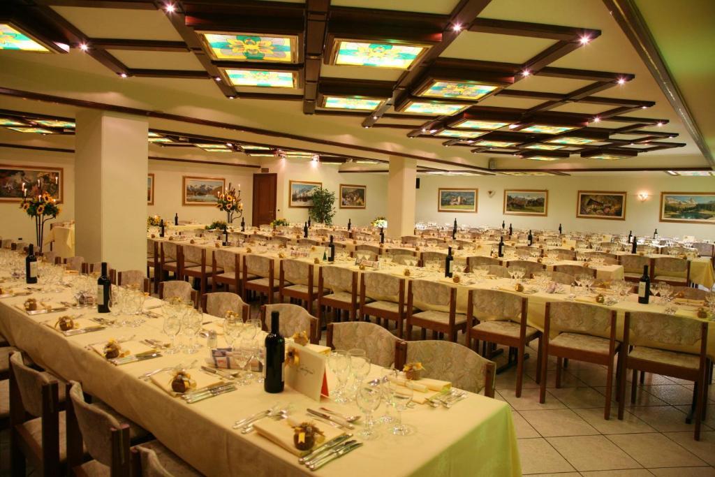 Hotel Comtes De Challant Albergo Etico Valle D'Aosta Фенис Экстерьер фото