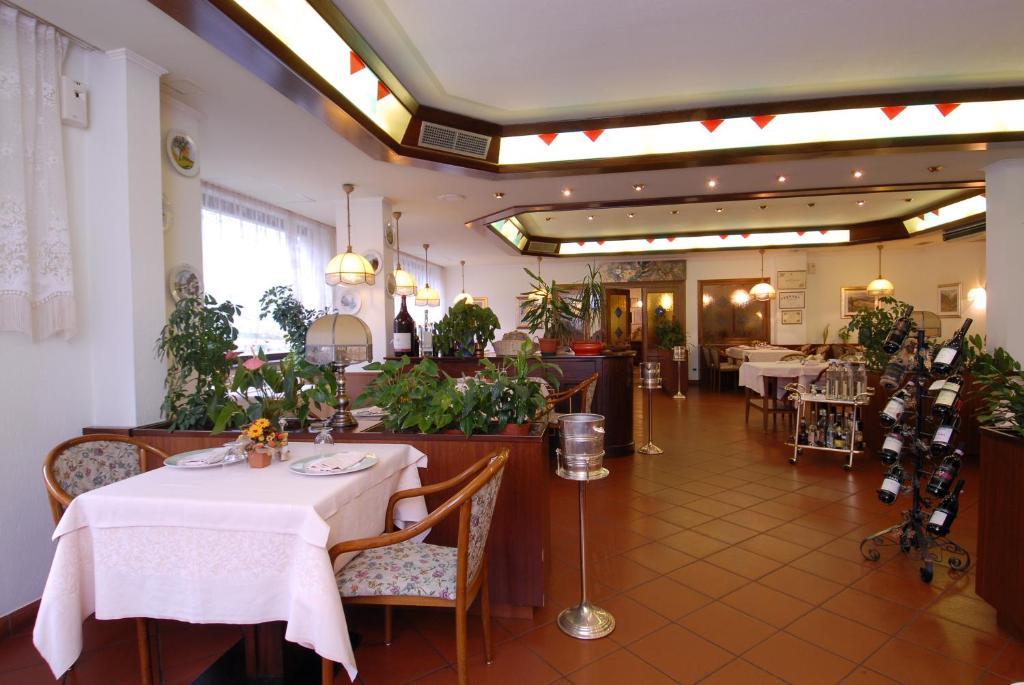 Hotel Comtes De Challant Albergo Etico Valle D'Aosta Фенис Экстерьер фото