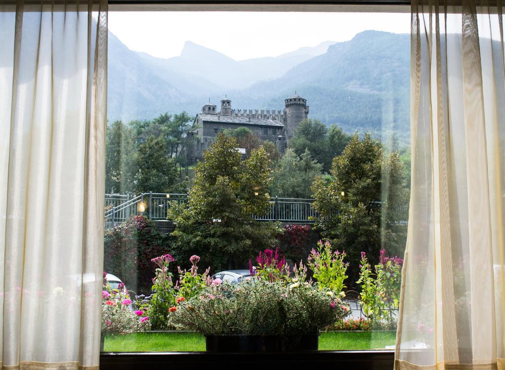Hotel Comtes De Challant Albergo Etico Valle D'Aosta Фенис Экстерьер фото