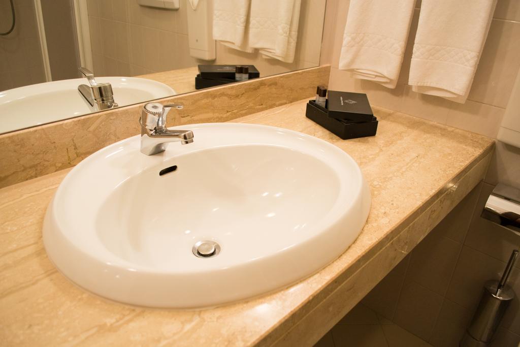 Hotel Comtes De Challant Albergo Etico Valle D'Aosta Фенис Экстерьер фото