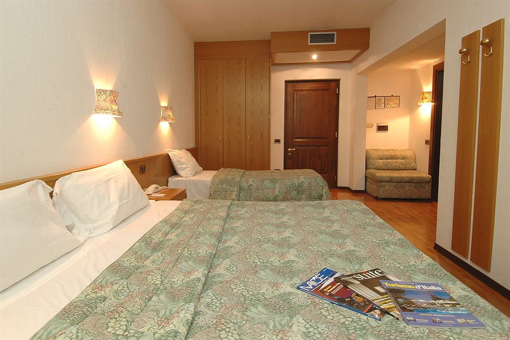 Hotel Comtes De Challant Albergo Etico Valle D'Aosta Фенис Экстерьер фото