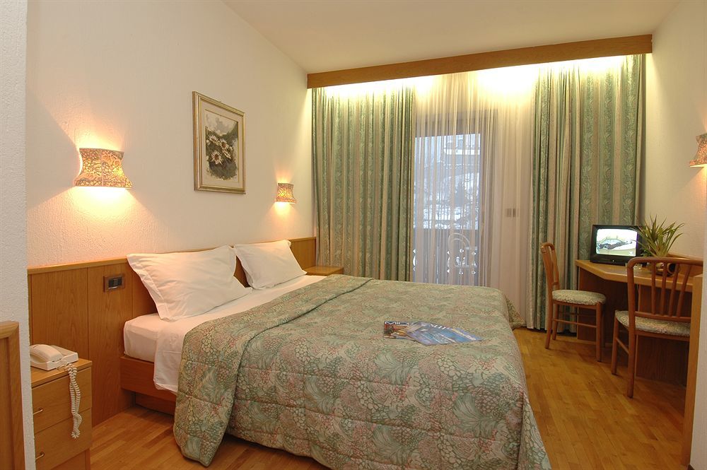 Hotel Comtes De Challant Albergo Etico Valle D'Aosta Фенис Экстерьер фото