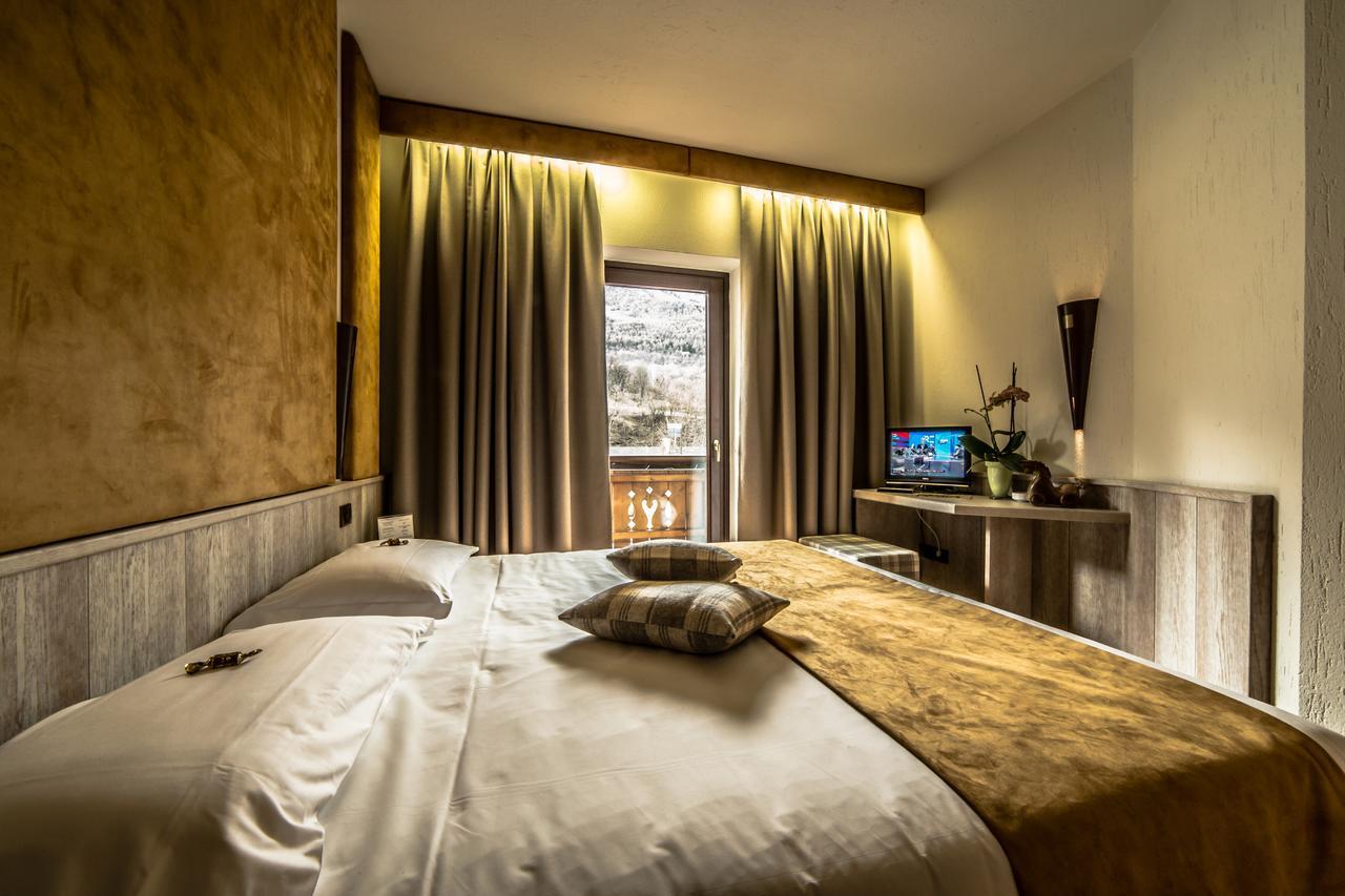 Hotel Comtes De Challant Albergo Etico Valle D'Aosta Фенис Экстерьер фото