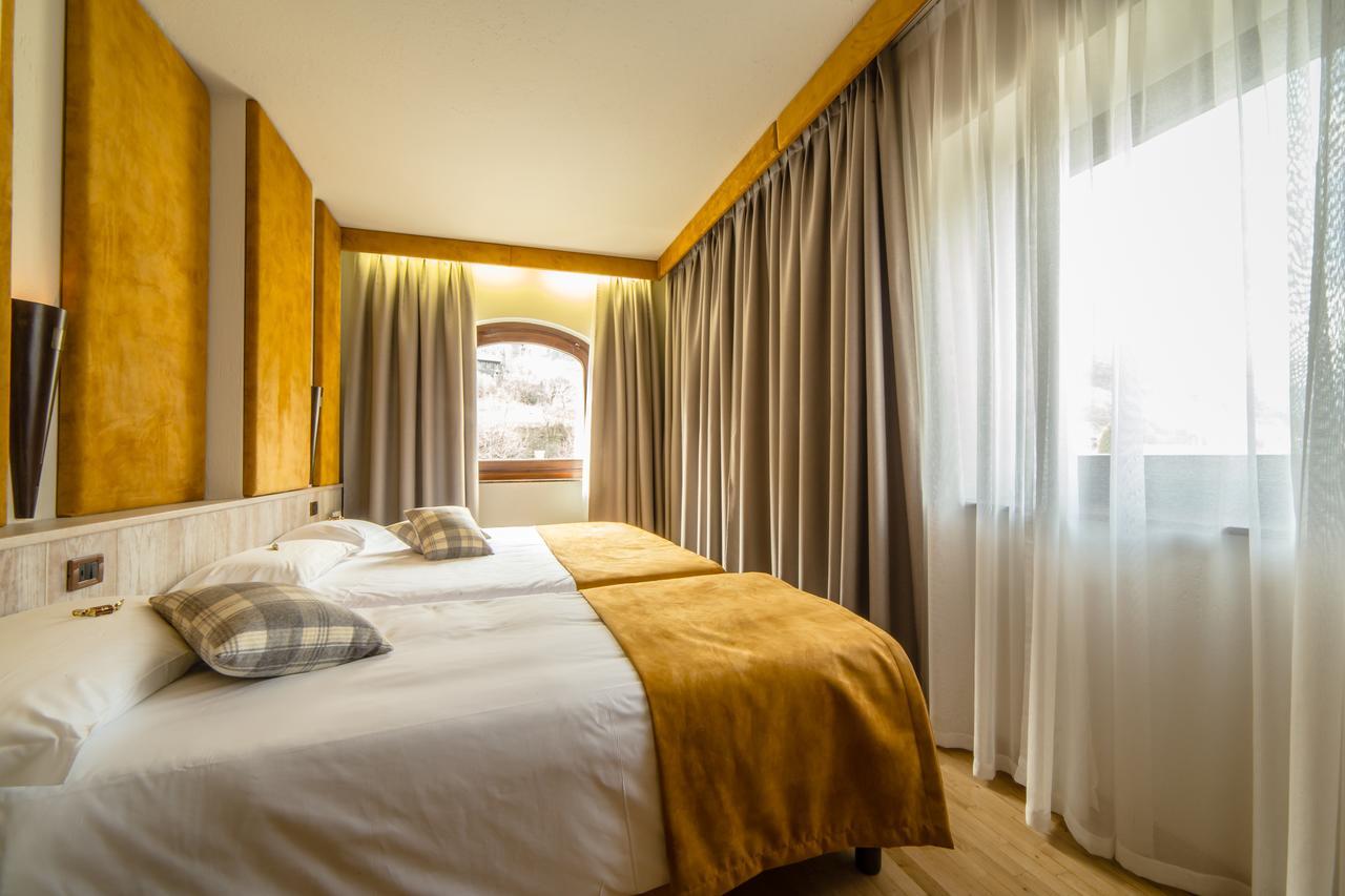 Hotel Comtes De Challant Albergo Etico Valle D'Aosta Фенис Экстерьер фото