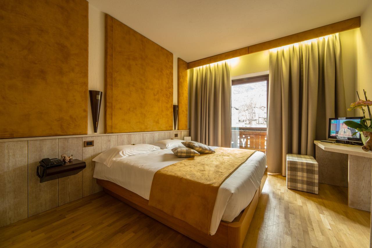 Hotel Comtes De Challant Albergo Etico Valle D'Aosta Фенис Экстерьер фото