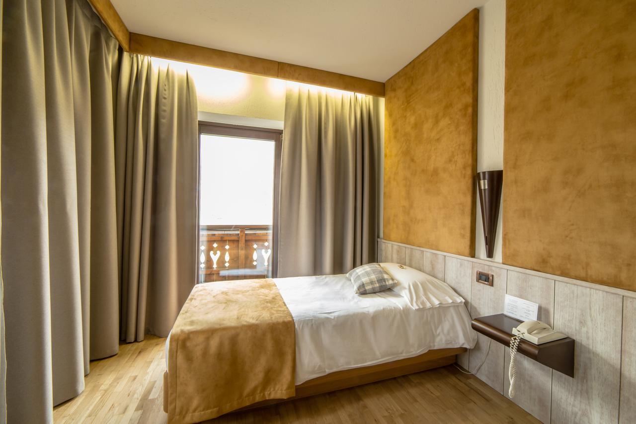 Hotel Comtes De Challant Albergo Etico Valle D'Aosta Фенис Экстерьер фото