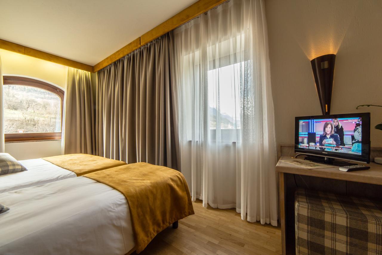 Hotel Comtes De Challant Albergo Etico Valle D'Aosta Фенис Экстерьер фото